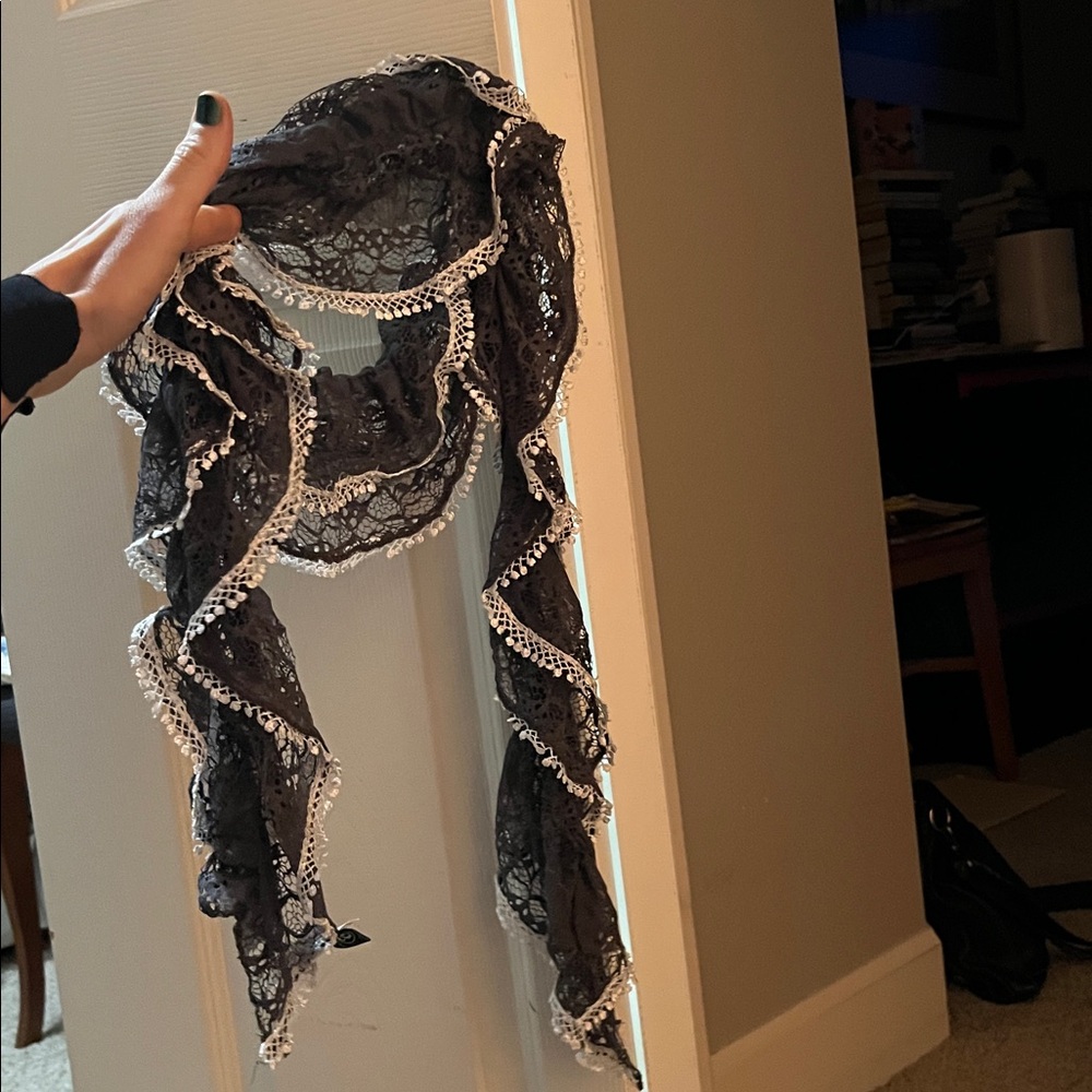 Gorgeous Black and White Lace Scarf! Boost a plain T into fabulosity!